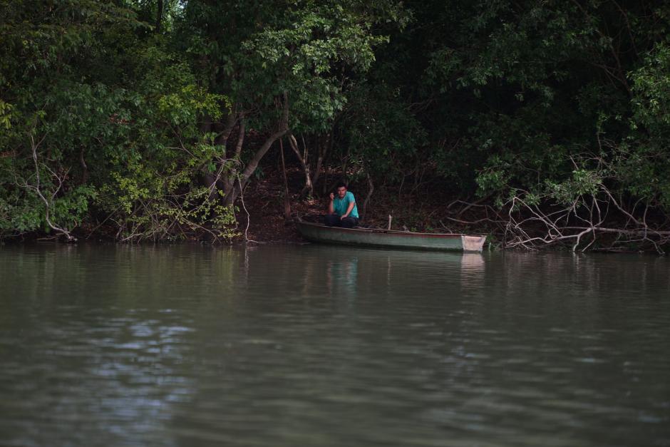 Como a este pescador, a muchos residentes del área se les prohibió pescar, comer, bañarse o lavar ropa en el río debido a la contaminación. (Foto: Wilder López/Soy502)