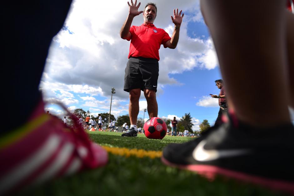 Tony DiCicco, ex entrenador de la Selección Nacional Femenina de los Estados Unidos da una charla previo a iniciar los entrenamientos en las canchas sintéticas de Cementos Progreso. (Foto: Wilder López/Soy502)