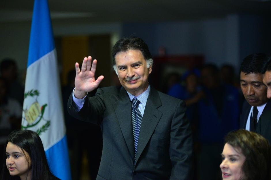 El expresidente Alfonso Portillo saluda ante los medios, tras arribar a Guatemala, el mismo día en el que salió de la cárcel en Denver. (Foto: Wilder López/ Soy502)