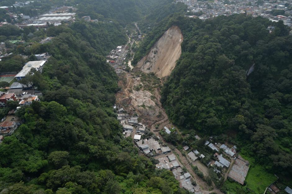Imagen aérea que permite dimensionar la tragedia. El cerro se partió y la tierra cayó sobre la comunidad de El Cambray II, en Santa Catarina Pinula.&nbsp;(Foto: Wilder López/Soy502)