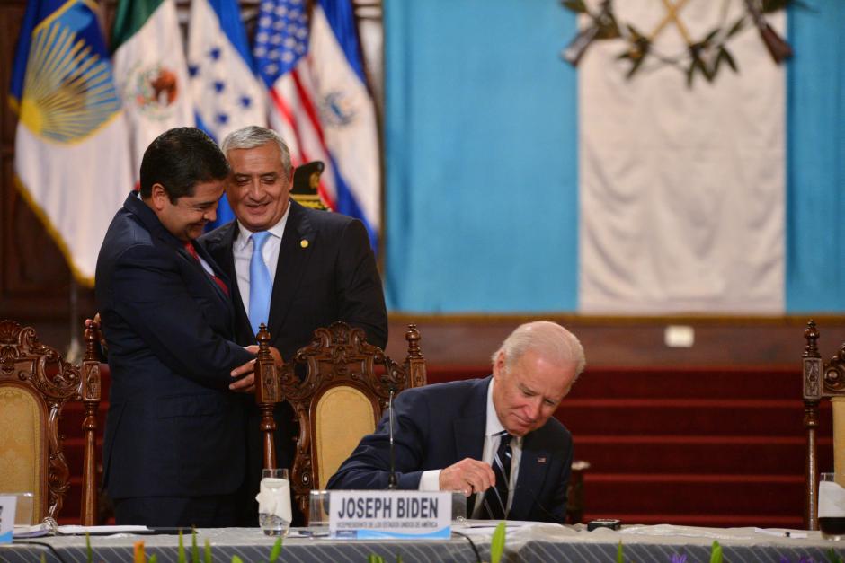 El presidente de Guatemala, Otto Pérez, y de Honduras, Juan Orlando Hernández, se abrazan mientras observan al vicepresidente Biden. (Foto Wilder López/Soy502)