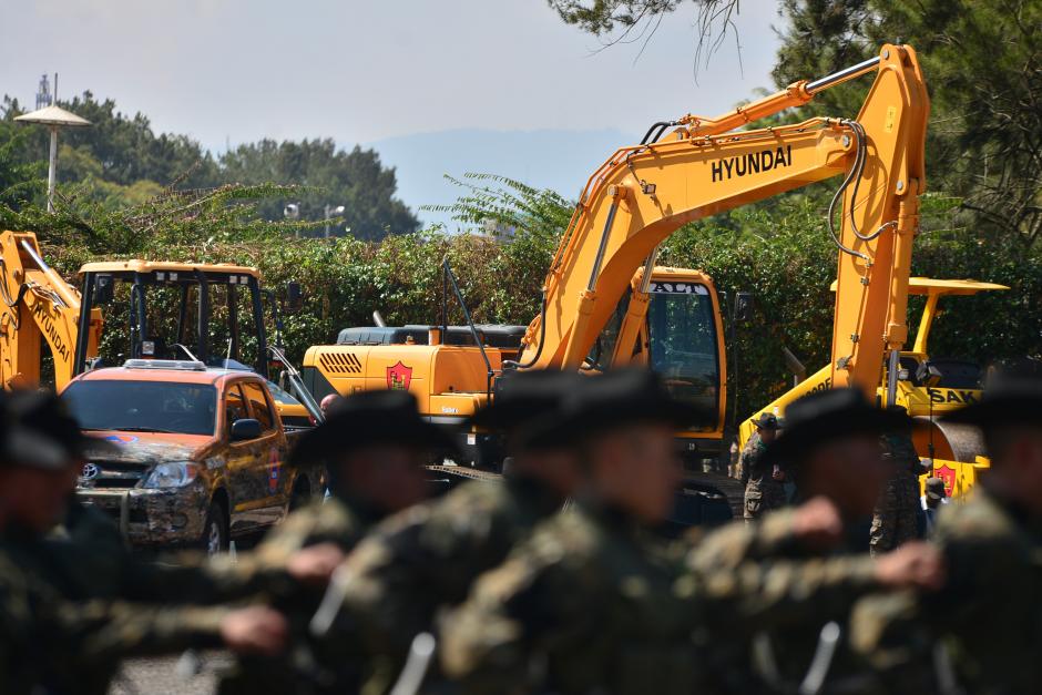 El cuerpo de ingenieros del Ejército, que se distinguen por usar el sombrero negro, trabajarán en la construcción de carreteras en el área rural. (Foto: Wilder López/Soy502)&nbsp;