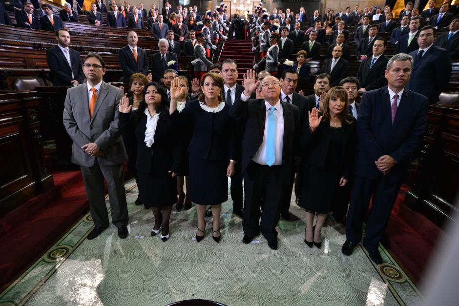 Los nuevos magistrados levantan la mano en el Hemiciclo del Congreso, para ser juramentados por Arístides Crespo, presidente del Congreso de la Republica de Guatemala, para un período de 5 años. (Foto: Wilder López/soy502)