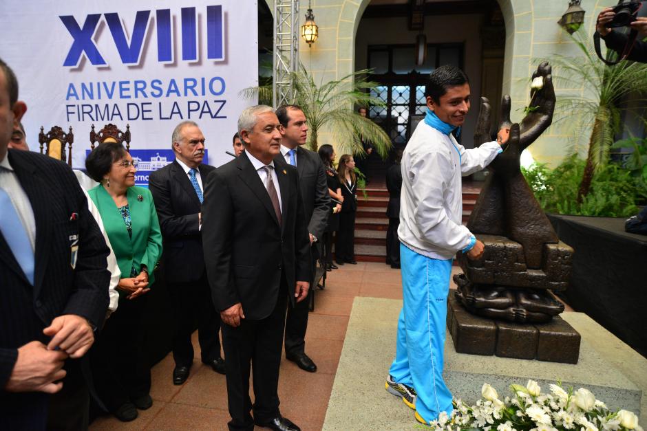 Durante la ceremonia el atleta Erick Barrondo realizó el cambió simbólico de la Rosa de la Paz en el Palacio Nacional. (Foto: Wilder López/Soy502)