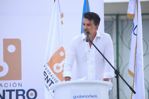 Ricardo Arjona inaugura su segunda escuela de la Fundación Adentro