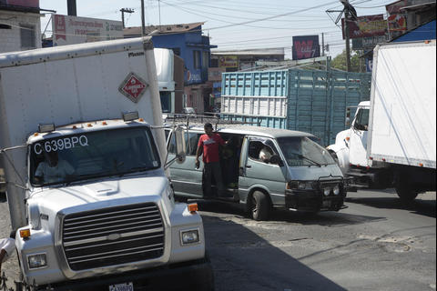 #AtrapadosEnElTráfico: una hora en Cuyotenango entre baches y camiones