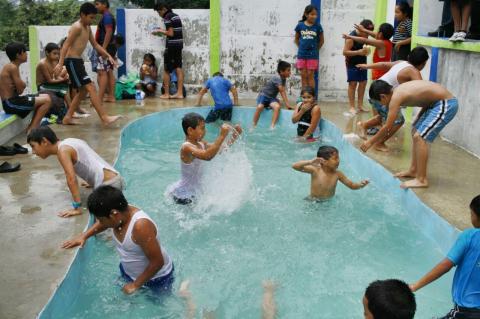Neto Bran inaugura el primer parque con piscina en Mixco