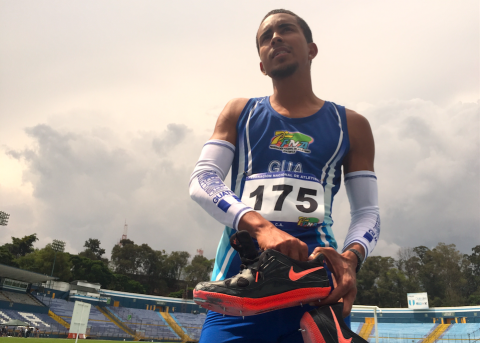 Atleta representa a Guatemala y compite con zapatos prestados 