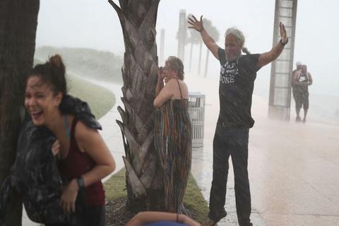 Residentes de Miami Beach desafían la fuerza del huracán Irma