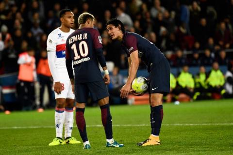 Las peleas entre Neymar y Edinson Cavani para cobrar faltas en el PSG