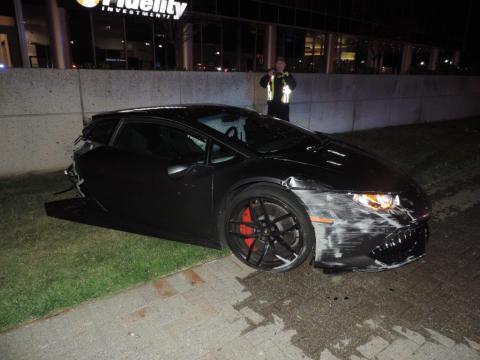 Lamborghini se incendia y queda partido a la mitad tras un choque