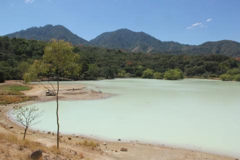 Laguna de Ixpaco, una maravilla de azufre en Oriente