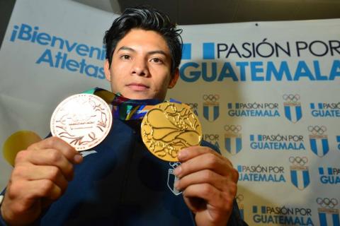 Así recibieron Jorge Vega después de ganar oro y bronce