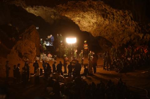 Intensa búsqueda de doce niños perdidos en sistema de cuevas