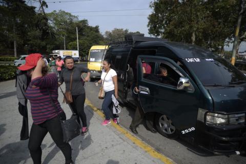 Llevan a maestros en microbuses para que participen en manifestación