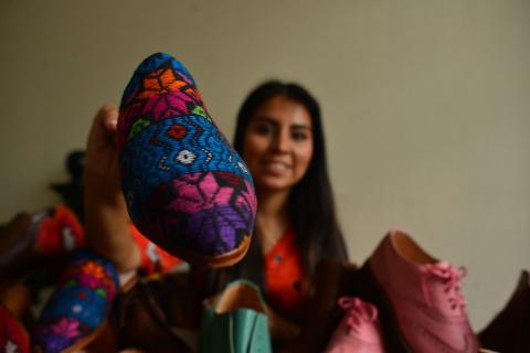 Guatemalteca diseña calzado que le da la vuelta al mundo