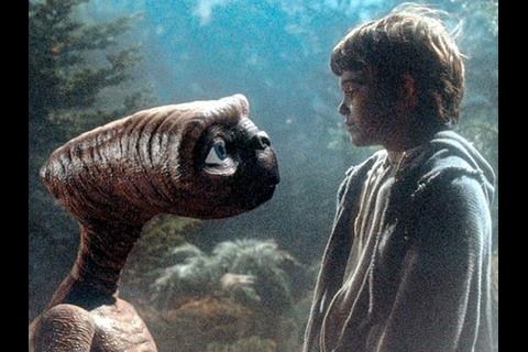 E.T. el extraterrestre regresa a la tierra en busca de su amigo