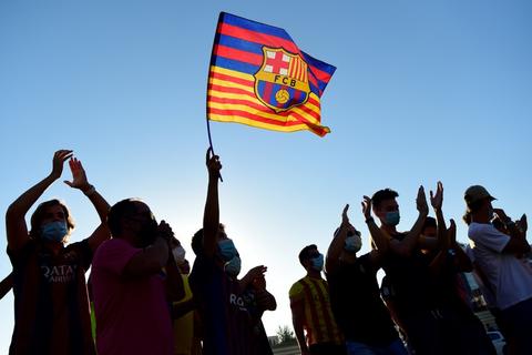 Aficionados del Barcelona protagonizan protesta en sede del club