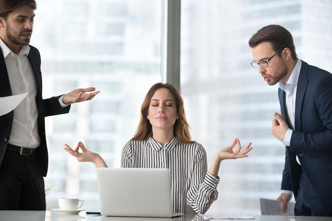 Técnica para reducir estrés: ignora a tus compañeros de trabajo