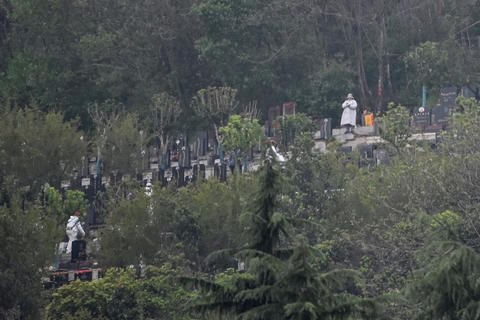 Tras la cuarentena, Wuhan entierra a sus muertos