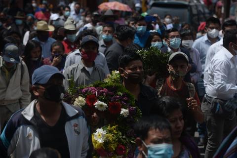 Multitudinaria despedida a las víctimas de San Marcos La Laguna