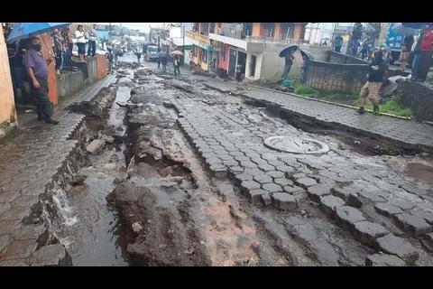 Así quedó la calle principal de Yepocapa tras colapso de drenajes