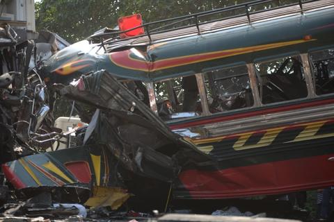 Así fue el lamentable accidente entre un bus y el cabezal