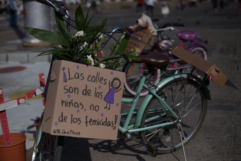 Mujeres protestan en bicicletas bajo el lema #JusticiaParaSharon 