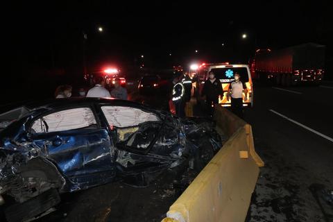 Tráiler choca con cinco carros y una moto en la Villa Lobos