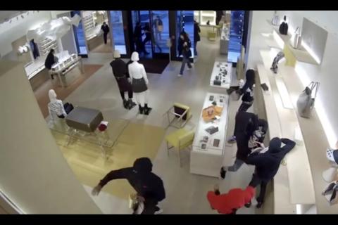 Robo con alunizaje en la tienda Louis Vuitton del centro de Barcelona