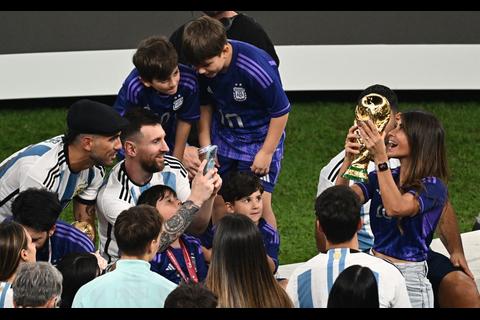 Mateo Messi se luce con regates en el estadio Lusail