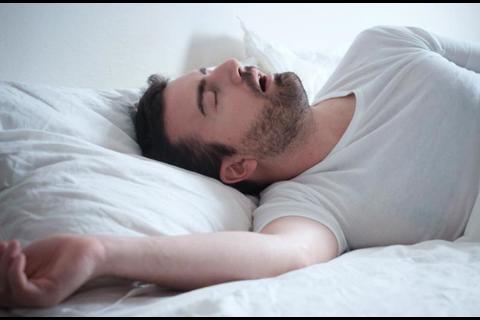 Duerma y deje dormir: las mejores posiciones para no roncar en la noche