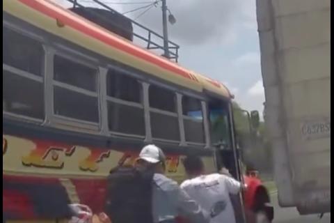 Ayudante de bus es atropellado por intentar conseguir pasajeros