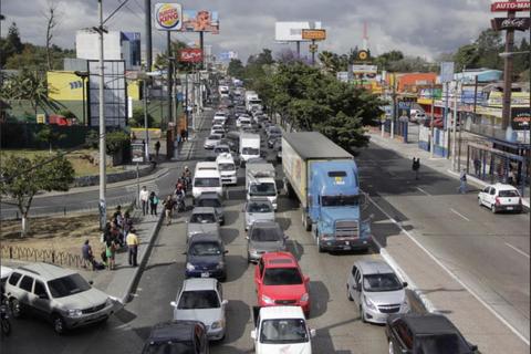 Pasajeros son asaltados y golpeados en la Avenida Petapa