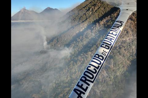 Así sofoca el Aeroclub desde el aire el incendio en el volcán de Agua