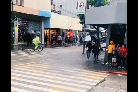 No quería mojar sus zapatos por la lluvia y su acción se hizo viral (video)