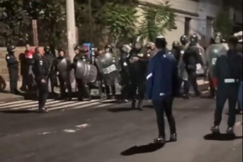 Aficionados se enfrentan afuera del Estadio Mario Camposeco (video)