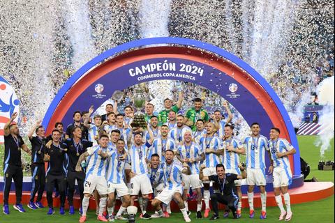 Argentina levanta el trofeo de bicampeón de la Copa América