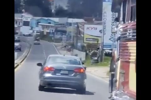 Captan a conductores peleando en el tránsito de esta ruta (video)