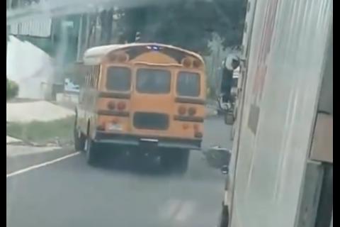 Motorista sufre caída al chocar con bus que circulaba contra la vía (video)