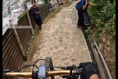 El temerario recorrido de un ciclista en una aldea de Sololá (video)