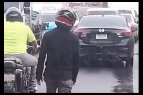 ¿Estaba ebrio? El conductor que 'perdió' su moto en pleno tráfico (video)
