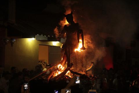 Después de la polémica, así quemaron a La Diabla en Antigua
