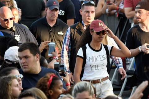 Malia Obama lució una camiseta con un peculiar "castigo" 