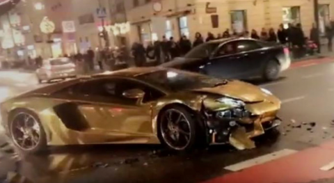 Video: Imprudencia de taxista provoca choque con Lamborghini