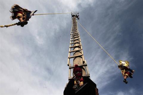 Danzantes quichés celebran al bien y el mal en el "Palo volador"