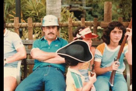 Difunden fotos inéditas de Pablo Escobar de vacaciones en Disneyland 