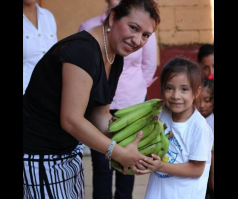 Una Gobernadora dona bananos verdes a niños con desnutrición