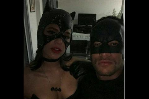 Neymar se viste de Batman y asiste a fiesta con una sensual Gatúbela