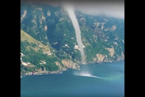 Graban un espectacular tornado en las costas italianas